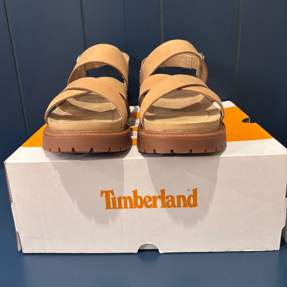 New n’Box Timberland W’s Sz 9.5 Clairemont Way CrsStrap Sandal Med Beige Nubuck - Picture 3 of 9